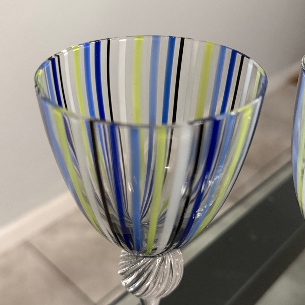 2 Swirled Goblets - Picture 2 of 4